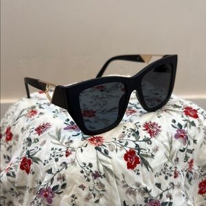 Oversized Black STEVE MADDEN Sunglasses with Thick Frame and Dark Lenses